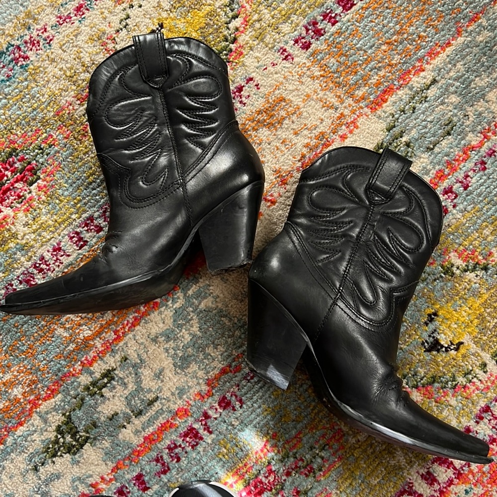 Cowgirl boots black.